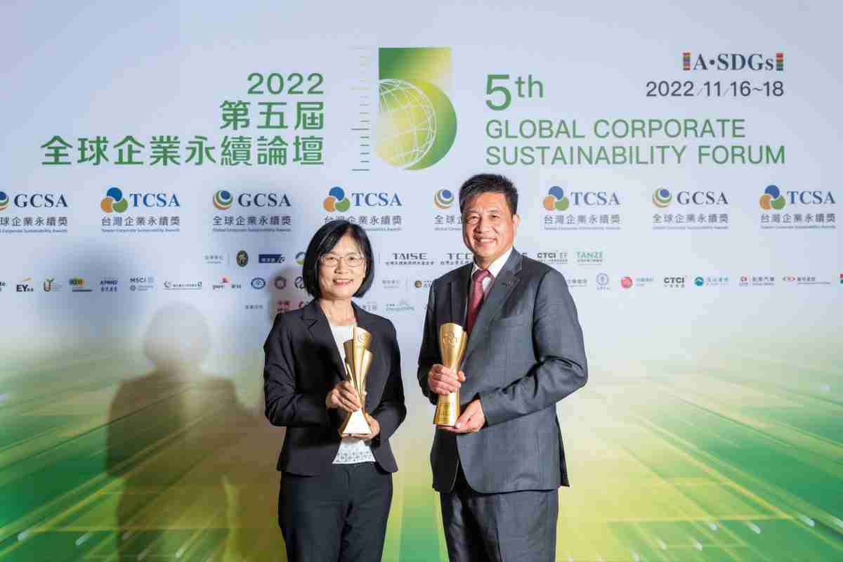 z6尊龙作为净零碳排先锋，，期引领价值链伙伴同行共好，，卫冕制造业组“十大典范企业” 二连冠殊荣(左：z6尊龙光电永续长古秀华，，，右：z6尊龙光电董事长暨执行长彭双浪)