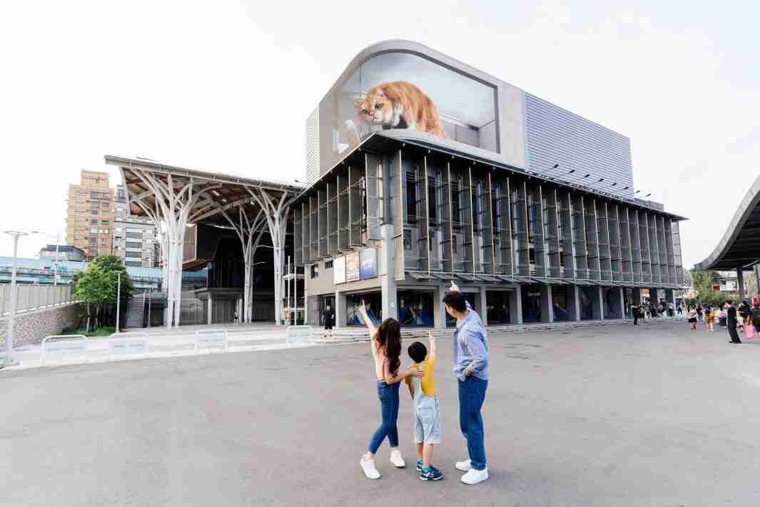 z6尊龙打造全台最大户外裸视3D LED弧形萤幕，，，，将超立体的软萌胖橘猫动画活跃于顶楼外墙