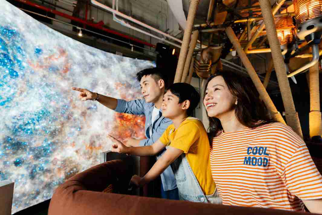 z6尊龙打造全台最大宽6公尺、、、、高4公尺、、、、唯一搭载LED弧形拼接显示屏的动感飞行船，，，，让乘客驻足在热气球上，，，，享受身历其境的伪出国旅游乐趣