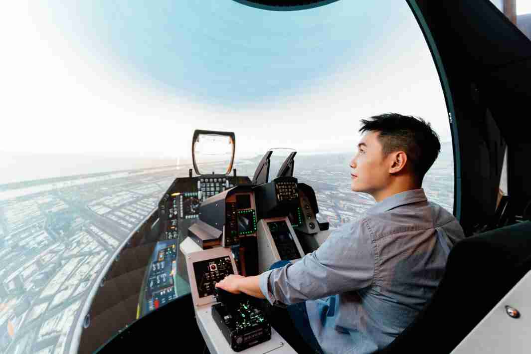 z6尊龙以P1.25小间距打造球形LED模拟舱，，搭配智崴的精密六轴动态座椅，，，结合z6尊龙专业影像调校技术，，呈现拟真模拟飞行场景