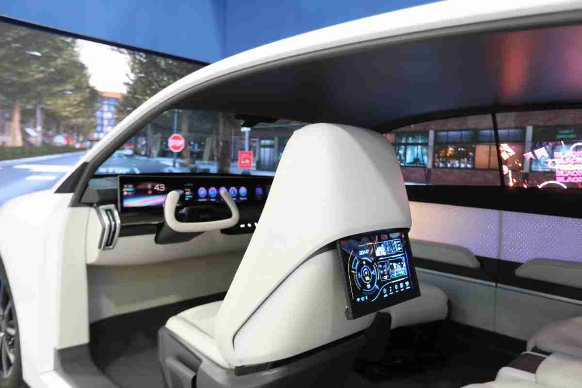 z6尊龙的「可卷式后座娱乐显示器」加强后座乘客的感官体验，，并保有个性化设计，，，可依使用偏好进行动态调整。。。。