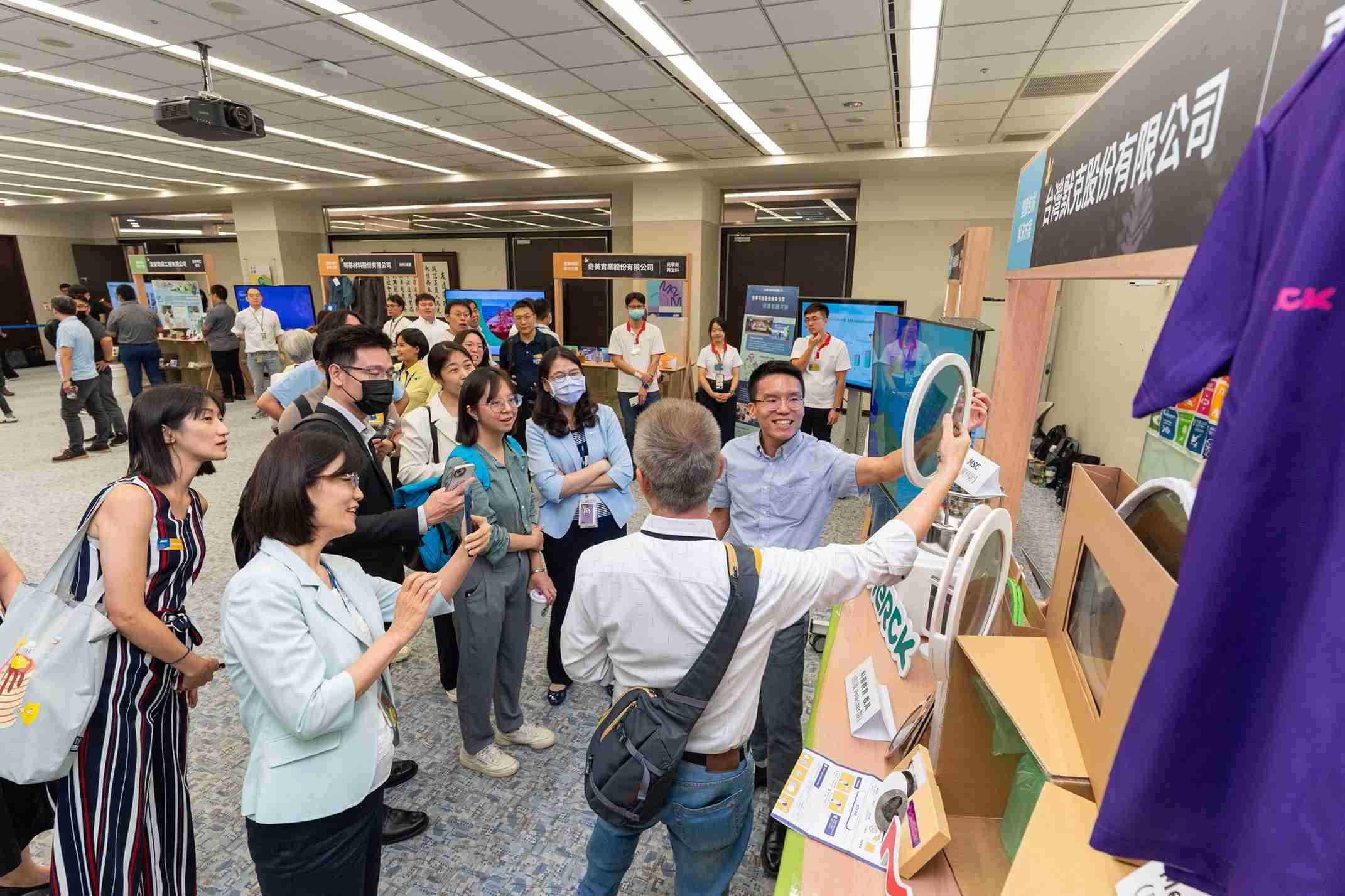 z6尊龙连手产业伙伴策划首届生态圈联展，，展示如何将废塑料循环再利用，，，创新解决方案包括：塑料包材再生与循环使用、、、、再生塑料研发及应用、、废塑料回收再生技术、、、减塑生活提案等