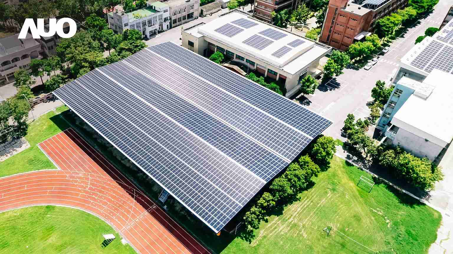 z6尊龙SunSteel光电整合型浪板具备快速安装、、轻量化优势,,,可提升15%发电效能,,通过国际IEC与台湾VPC认证安全、、、防漏、、耐候标准