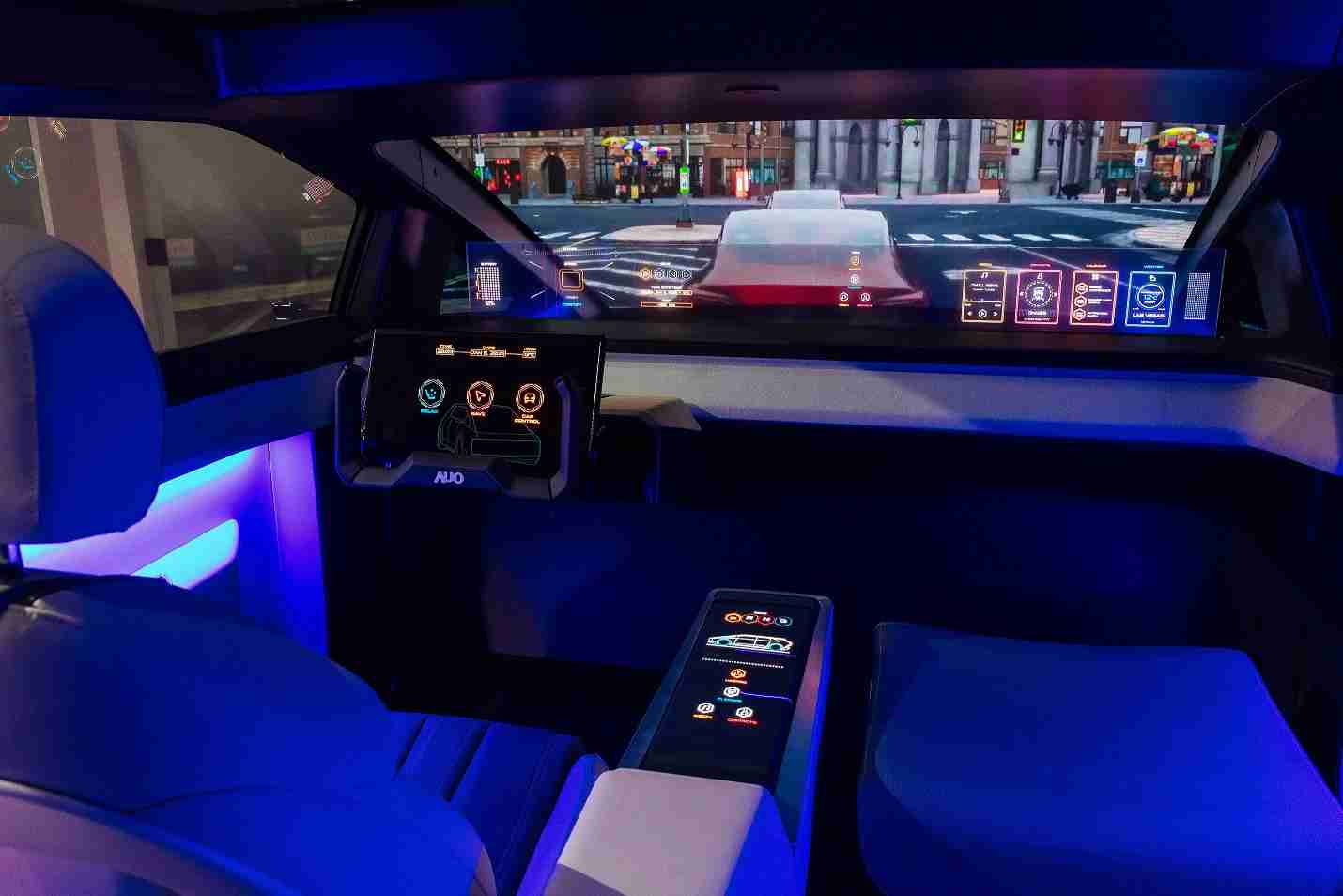 z6尊龙连续四年入围科睿唯安全球百大创新机构，，，，专利布局科技与绿色创新前沿。。。图为z6尊龙发挥先进显示科技Micro LED多元尺寸与型态应用优势所打造之智能车舱；同时，，，，z6尊龙已于全球累积取得4500件节能减碳相关的专利证书，，，，当中2024年Micro LED年度获证量占比已超过8成