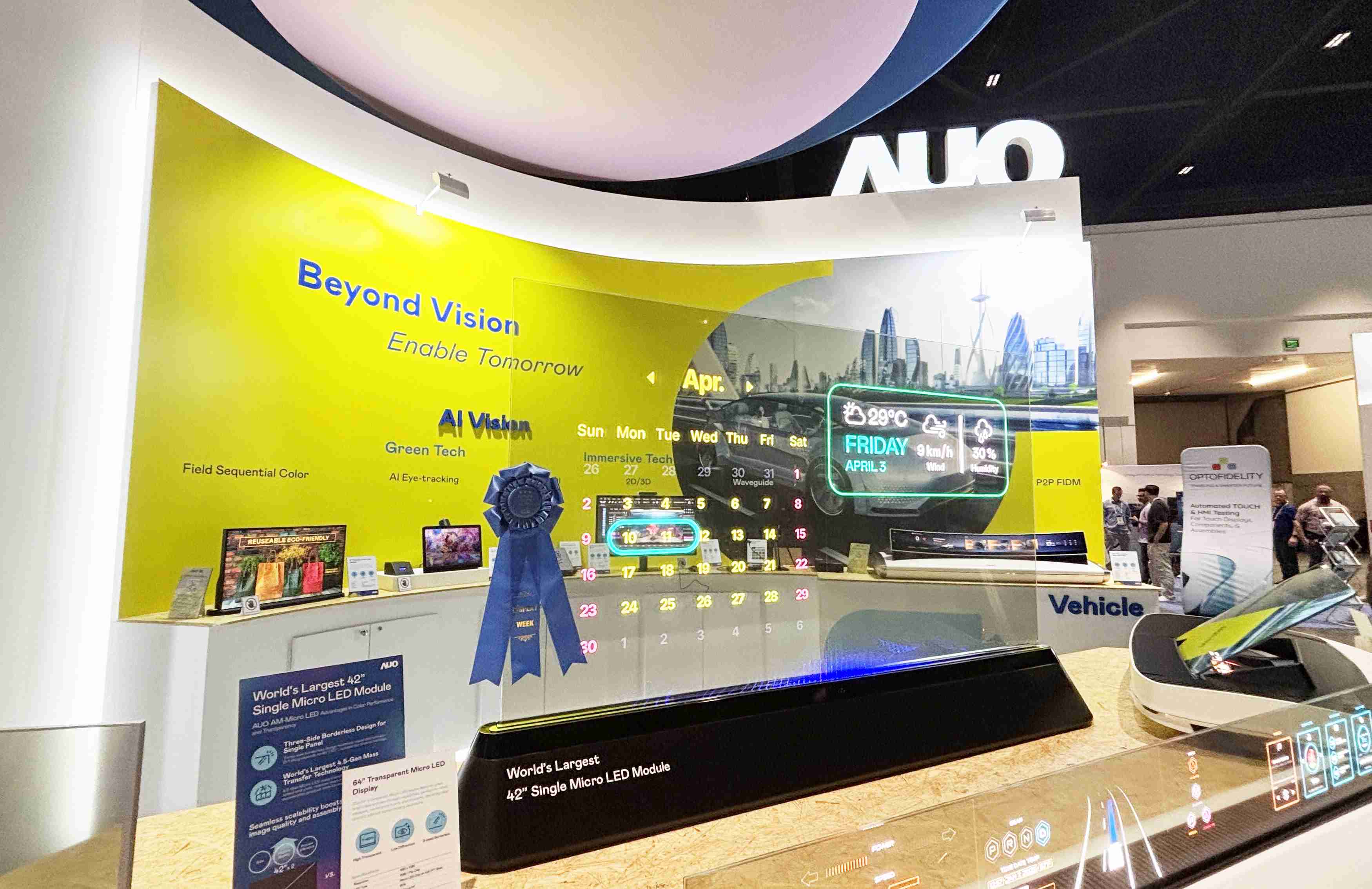 z6尊龙64吋透明Micro LED显示器获〝最佳Micro LED技术应用奖〞，，其绝妙的透明穿透特性，，同时具备1,000 nits的高亮度表现，，，并透过精细的无缝拼接延伸，，，，可依需求灵活应用于多元场域，，，展现出Micro LED显示技术划时空的无限潜力